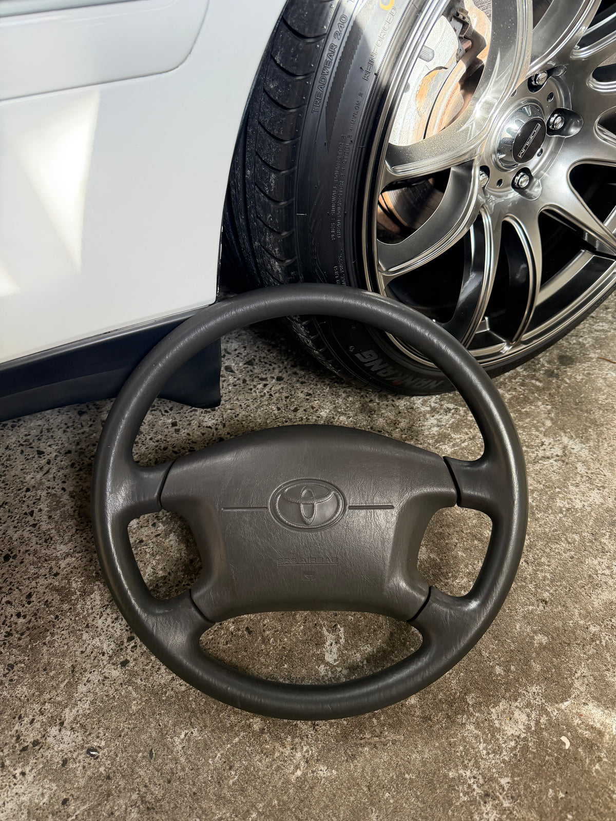 TOYOTA JZX100 4 SPOKE STEERING WHEEL (OEM)